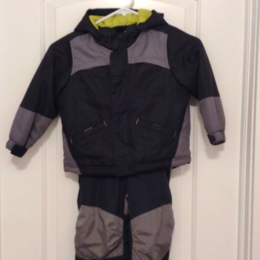 Old Navy little boy's snowsuit 3t gently used, good condition!